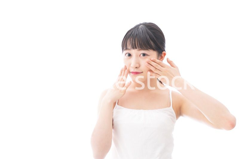 フェイシャルケアをする若い女性