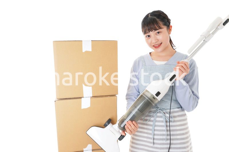 引っ越しをする若い女性