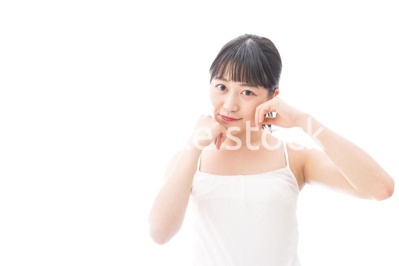 スキンケア・メイクをする若い女性