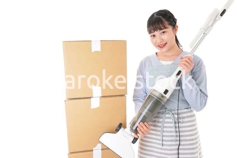 引越しをする若い女性
