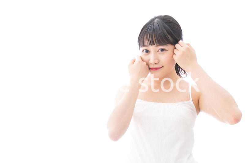 フェイシャルケアをする若い女性