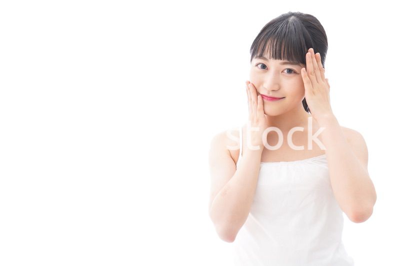 フェイシャルケアをする若い女性