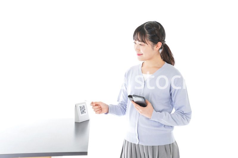 キャッシュレス決済をする若い女性