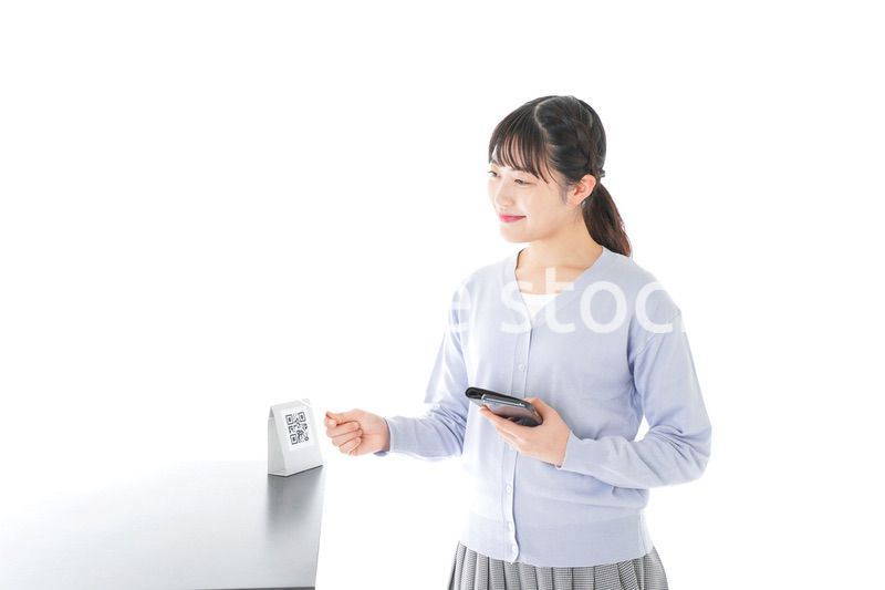 キャッシュレス決済をする若い女性