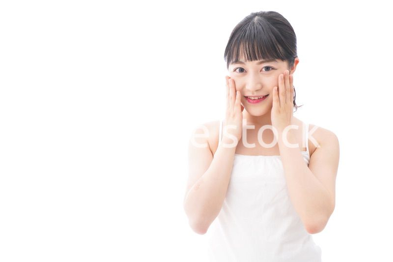 フェイシャルケアをする若い女性