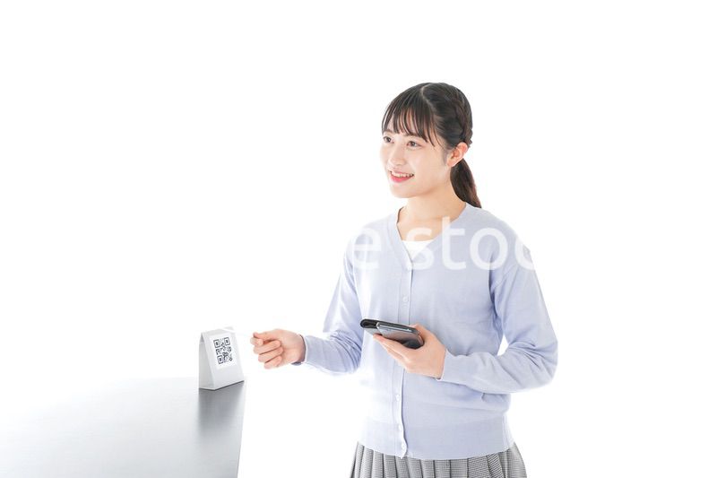 キャッシュレス決済をする若い女性