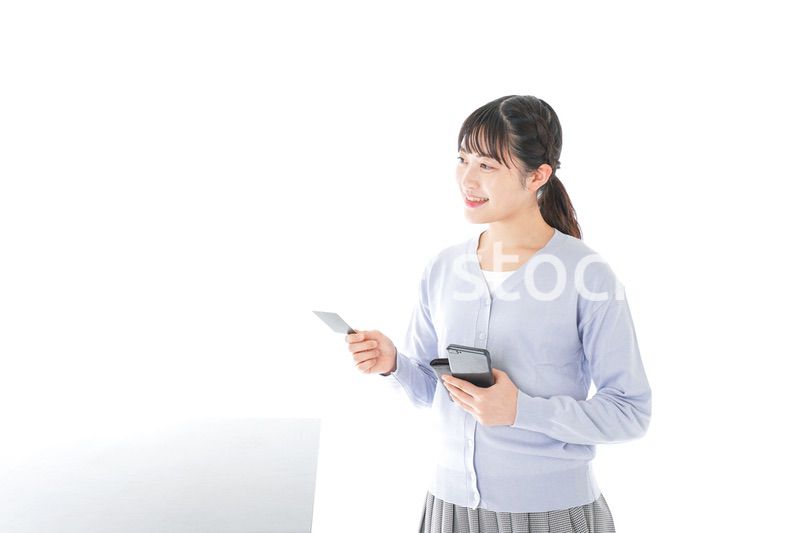 QRコード決済をする若い女性