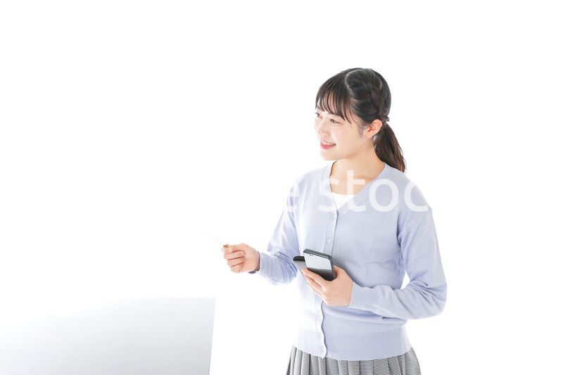 キャッシュレス決済をする若い女性