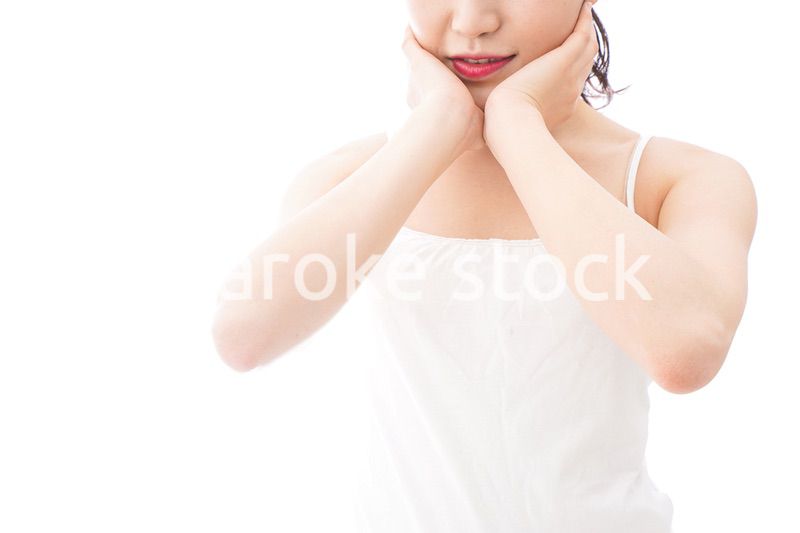 スキンケア・メイクをする若い女性