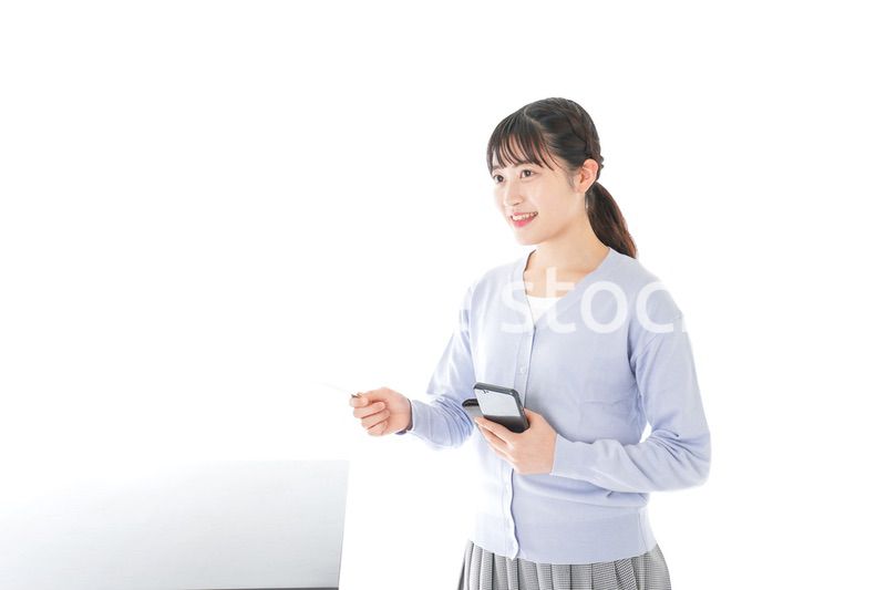 キャッシュレス決済をする若い女性