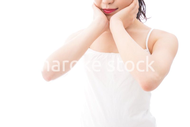 フェイシャルケアをする若い女性