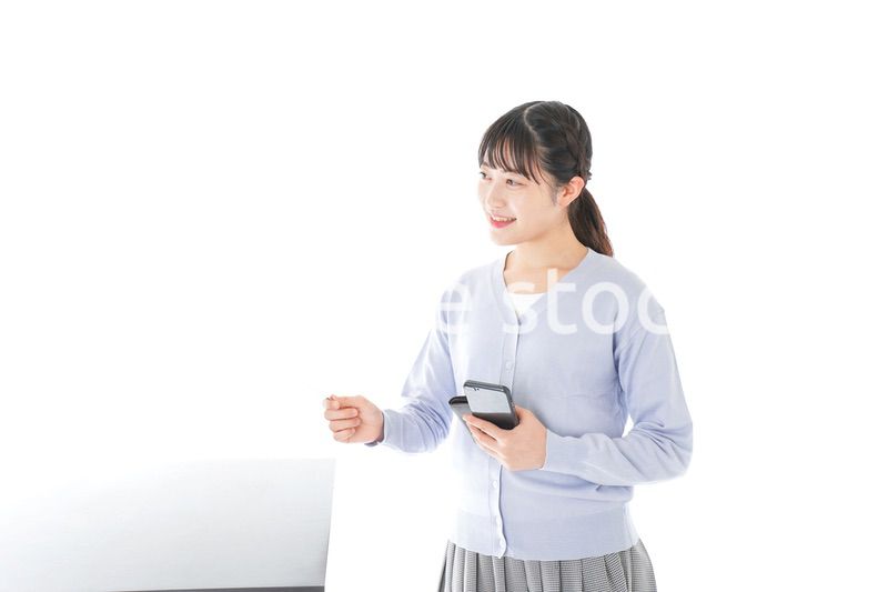 キャッシュレス決済をする若い女性