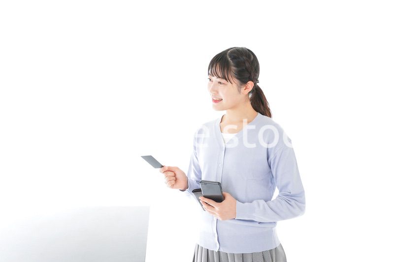 キャッシュレス決済をする若い女性