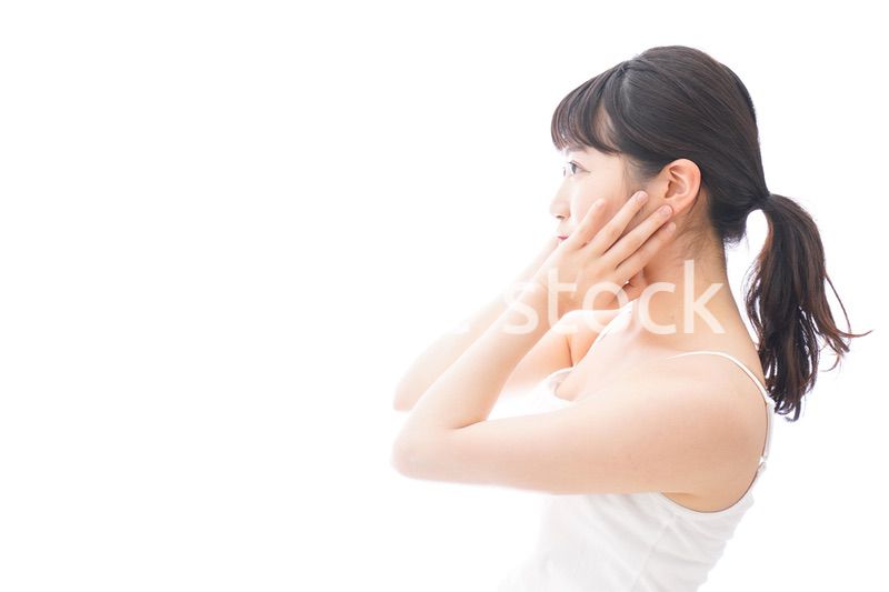 フェイシャルケアをする若い女性