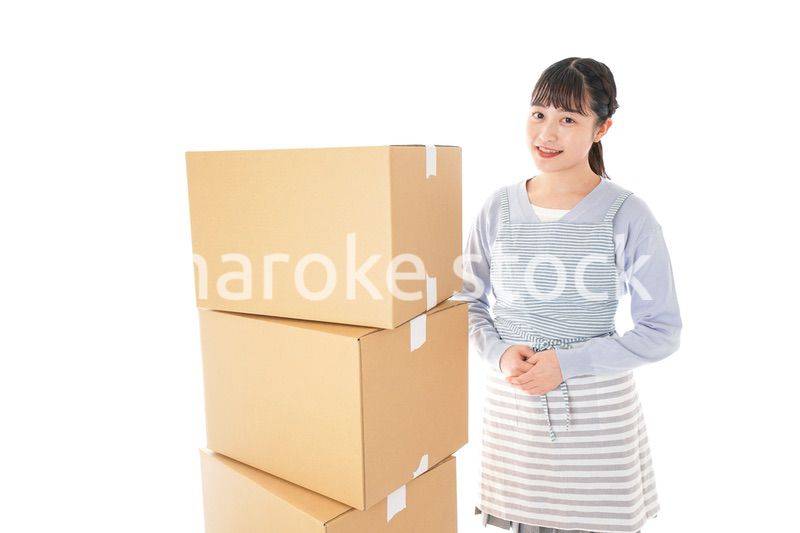 引越しをする若い女性