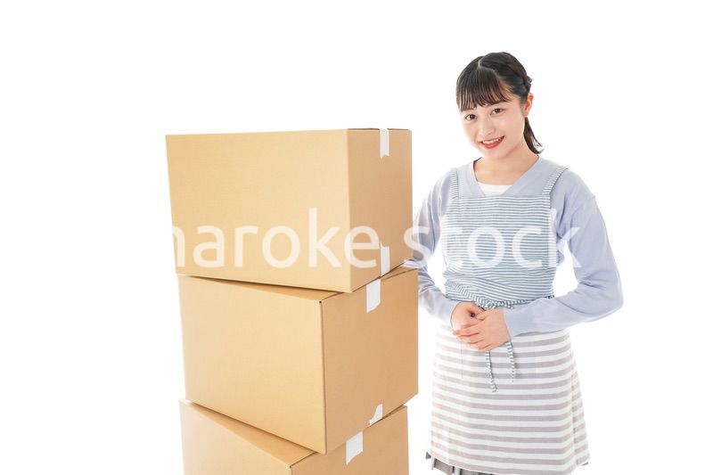 引っ越しをする若い女性