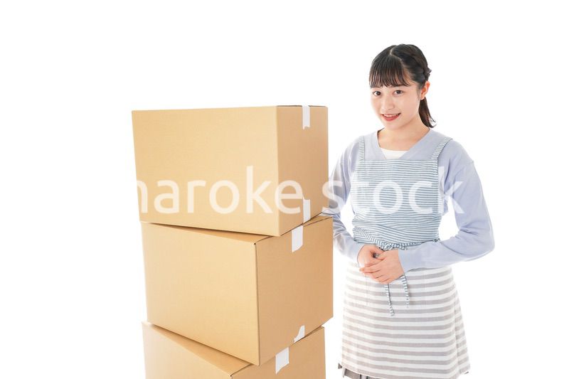 引っ越しをする若い女性