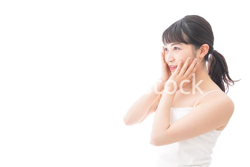 スキンケア・メイクをする若い女性