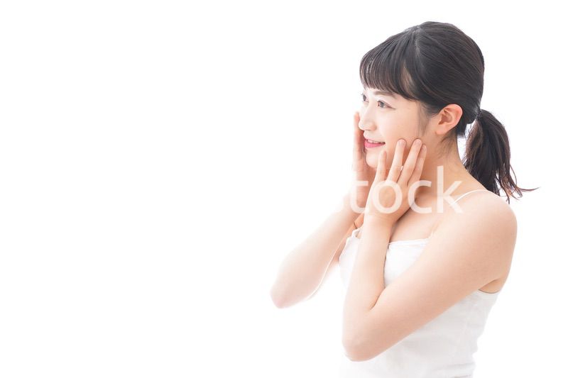 フェイシャルケアをする若い女性