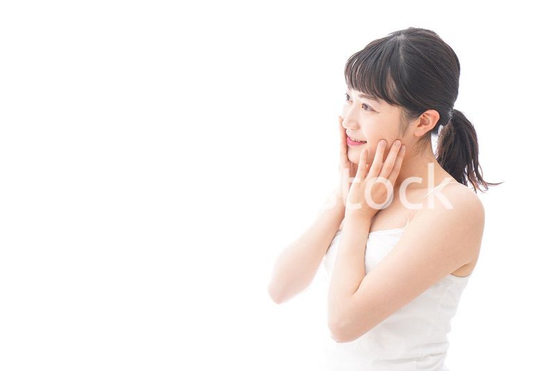 スキンケア・メイクをする若い女性