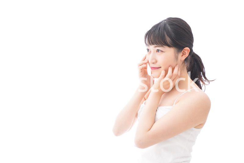 フェイシャルケアをする若い女性