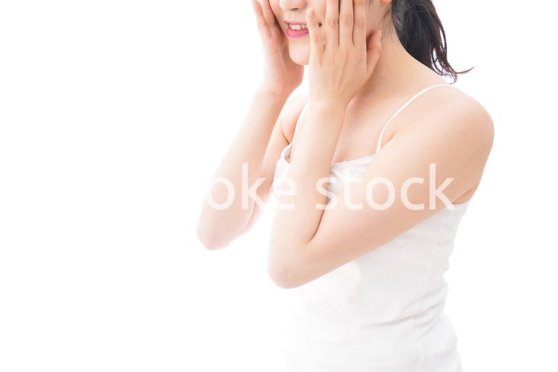 フェイシャルケアをする若い女性