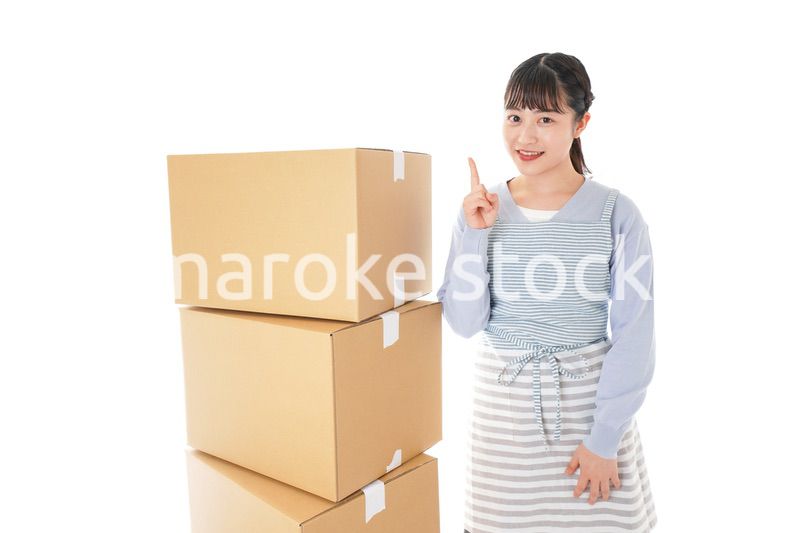 引っ越しをする若い女性
