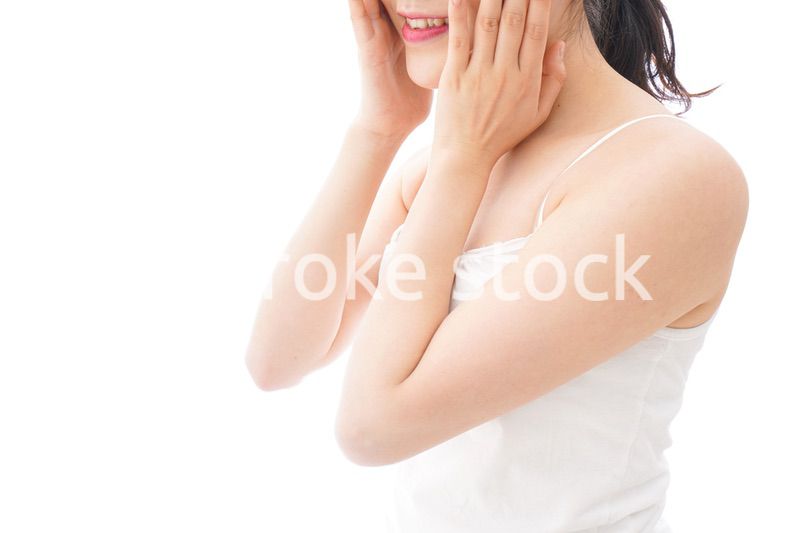 スキンケア・メイクをする若い女性