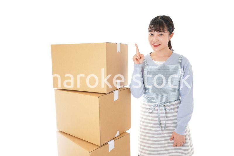 引っ越しをする若い女性