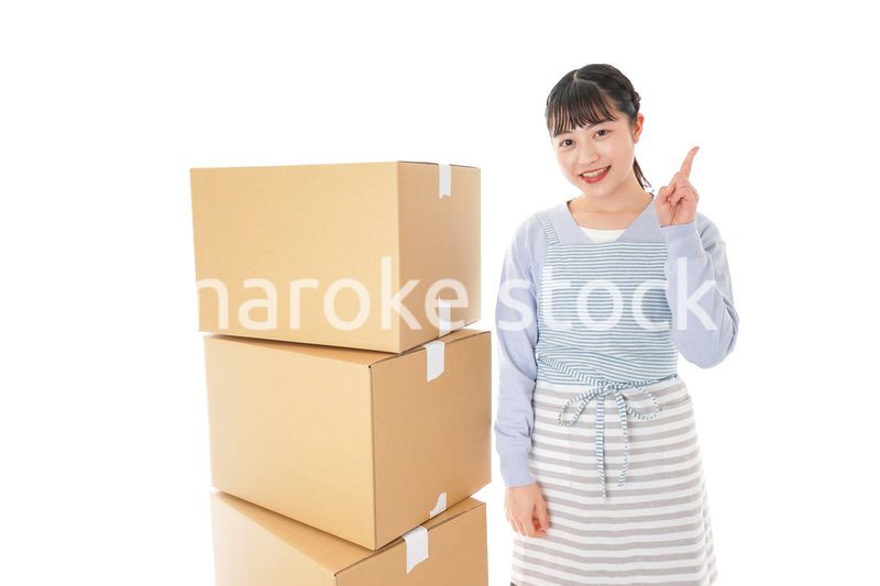 引っ越しをする若い女性