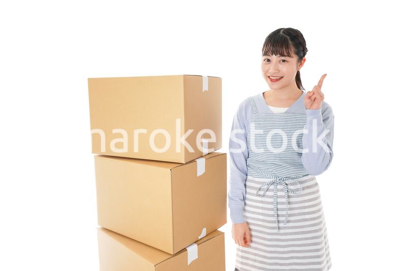 引っ越しをする若い女性