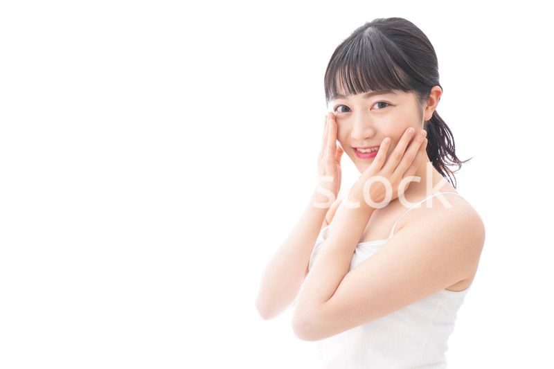 フェイシャルケアをする若い女性