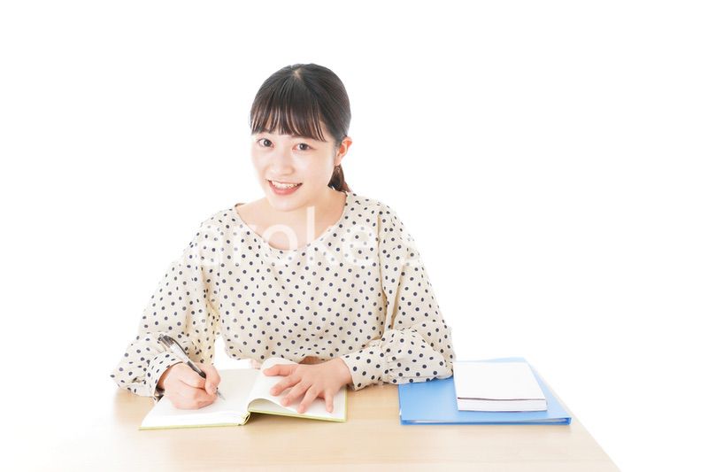 机で勉強をする若い女性