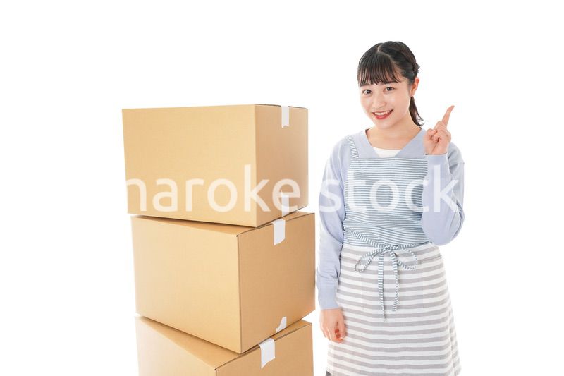引っ越しをする若い女性