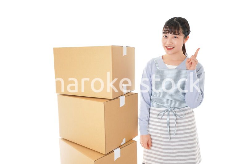 引っ越しをする若い女性