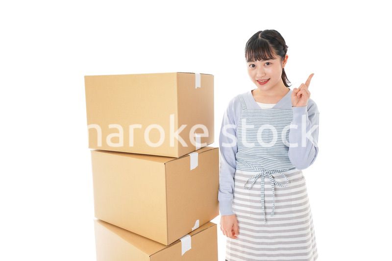 引っ越しをする若い女性