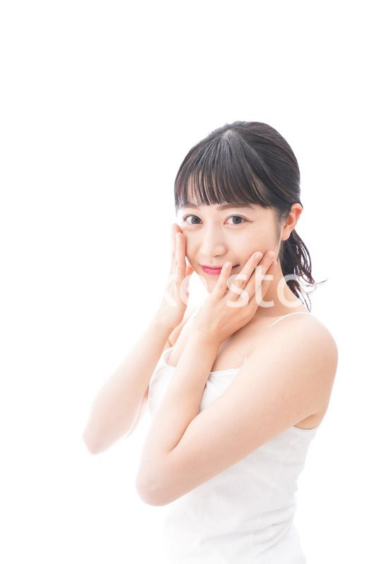 フェイシャルケアをする若い女性