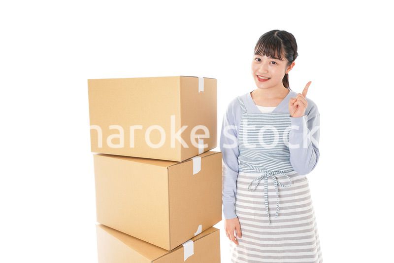 引越しをする若い女性
