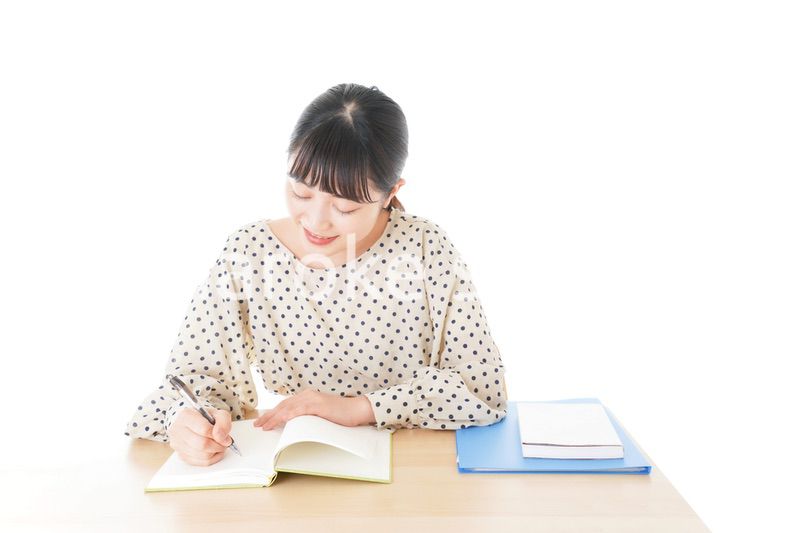 机で勉強をする若い女性