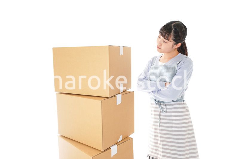 引越しをする若い女性