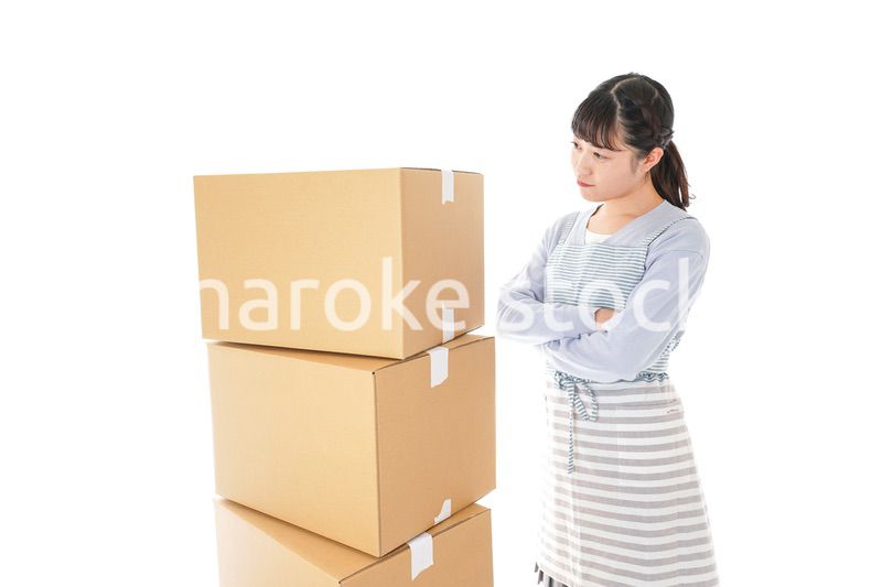 引越しをする若い女性