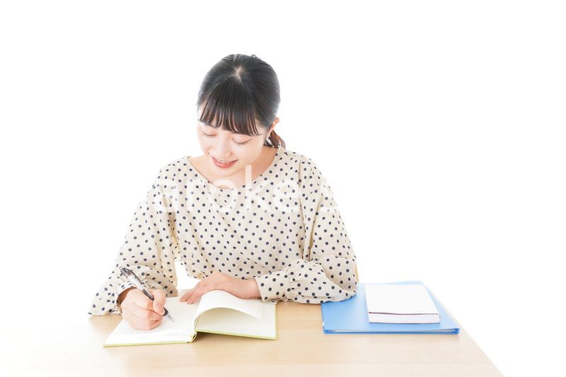 机で勉強をする若い女性