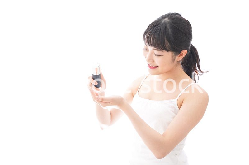 クリームを塗る若い女性