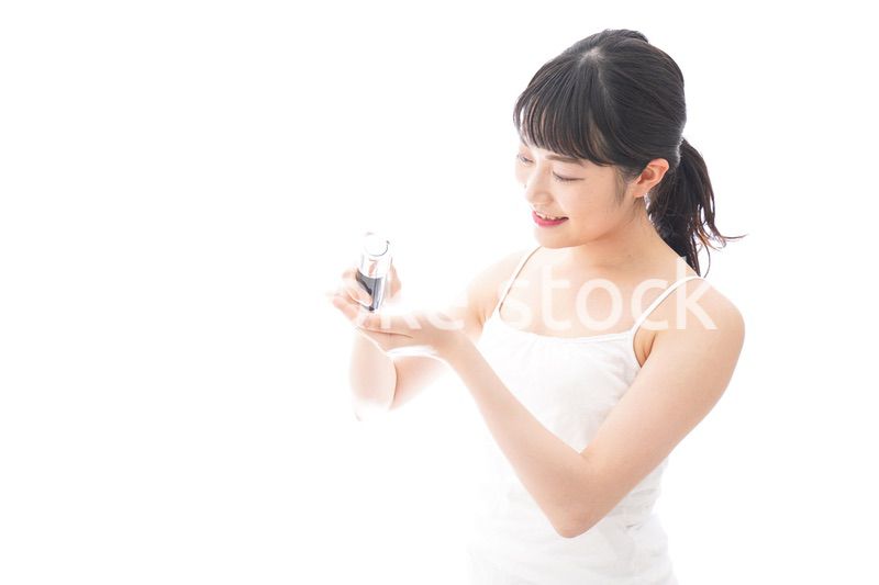 クリームを塗る若い女性