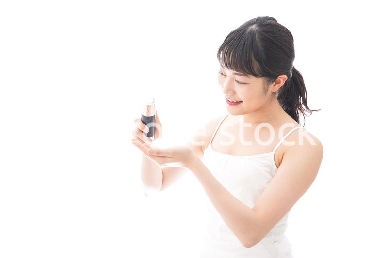 クリームを塗る若い女性