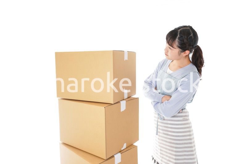 引っ越しをする若い女性