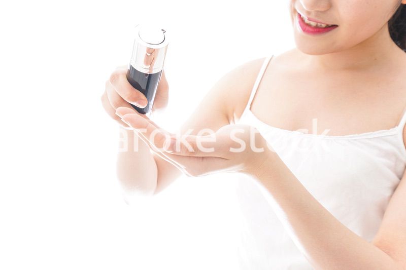 クリームを塗る若い女性