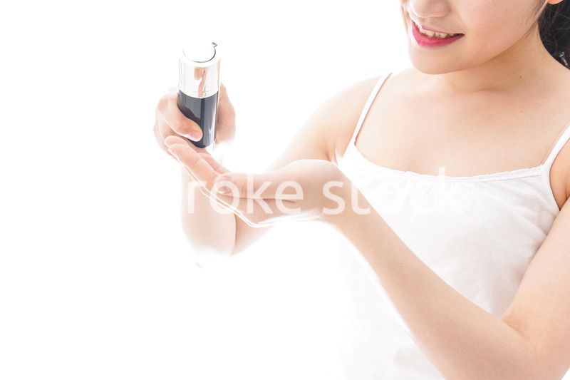 クリームを塗る若い女性