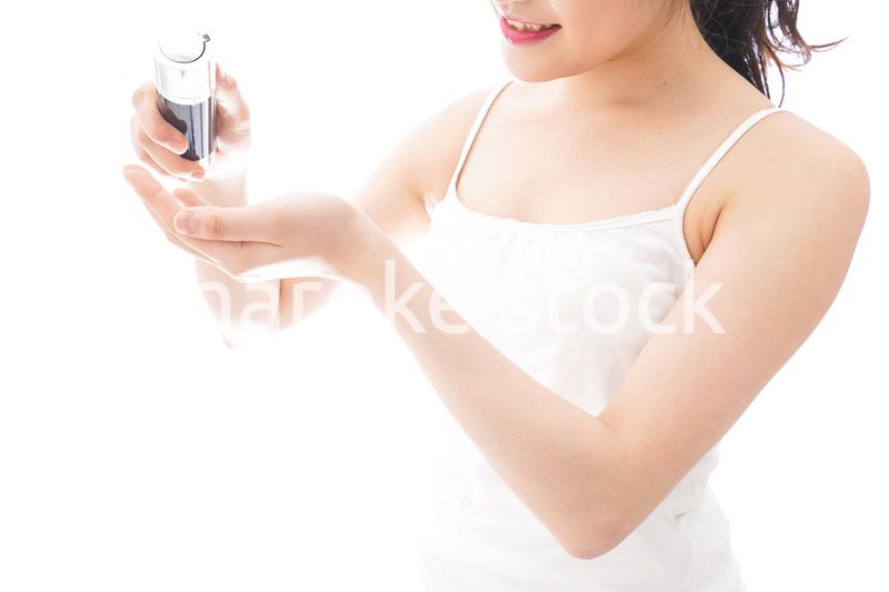 スキンケア・メイクをする若い女性