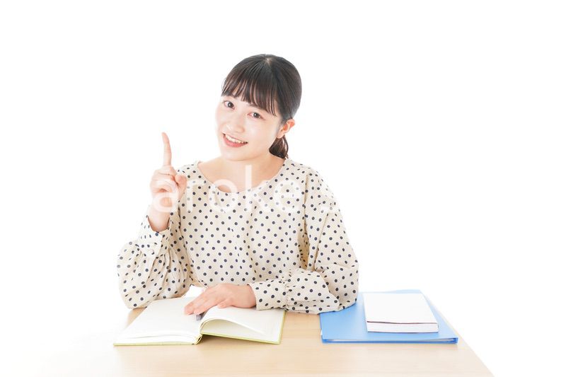 机で勉強をする若い女性